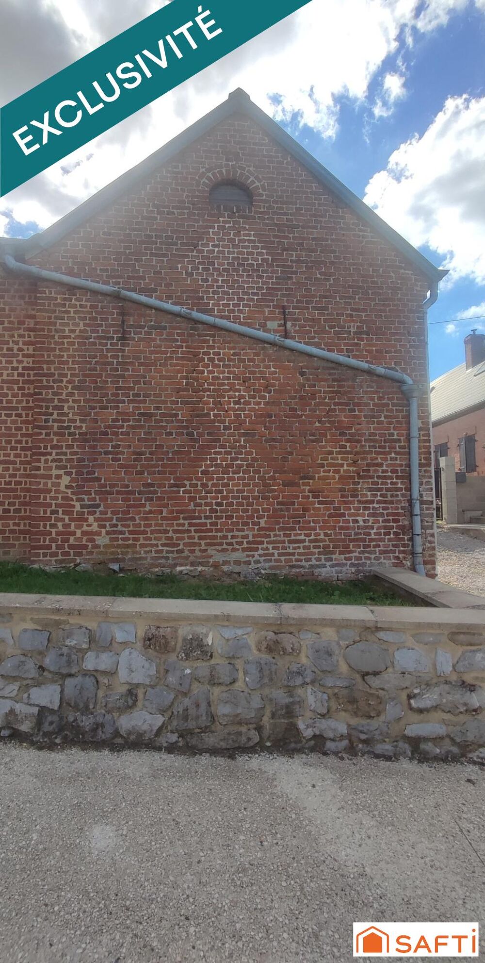 Maison semi-mitoyenne de 48 m² sur 239 m2 de terrain.