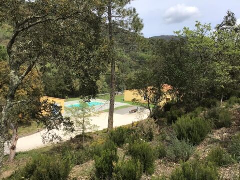   Magnifique proprit compose d'un ensemble de deux maisons, d'une piscine et diverses dpendances sur un peu plus de 5 hectares Maison - 11 pice(s) - 296 m