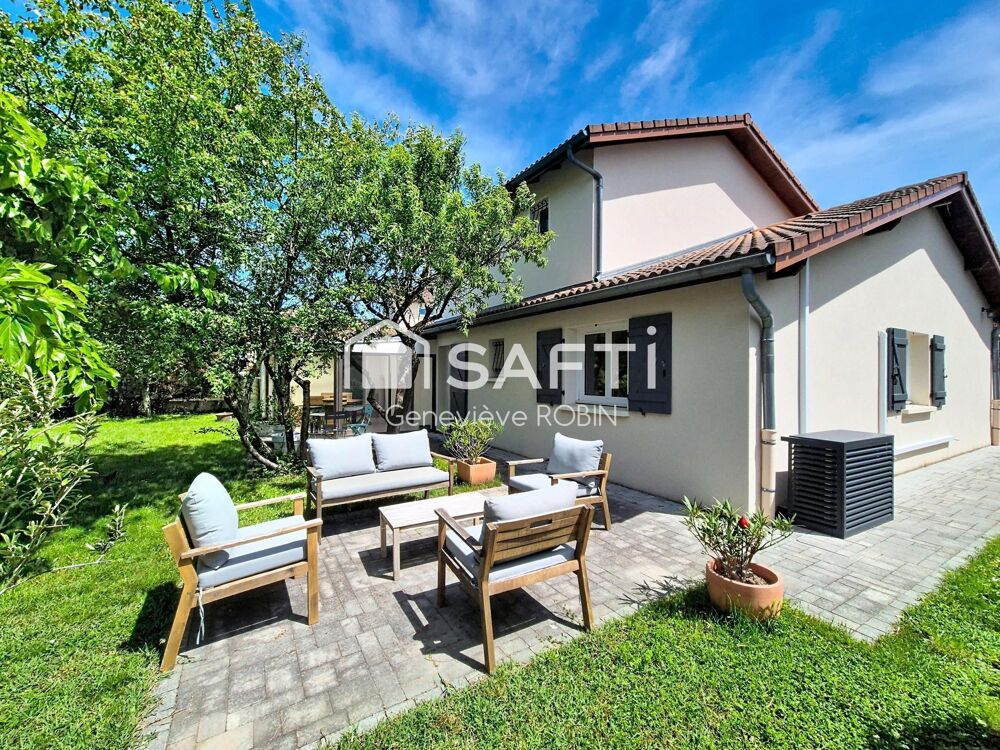 Centre village, dans une rue calme, maison familiale