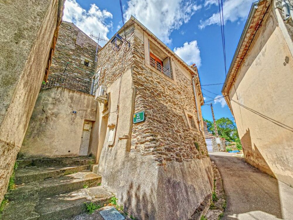 Une petite maison pleine de charme, entièrement rénovée, avec terrasse et vue dégagée au coeur du village des Aires.