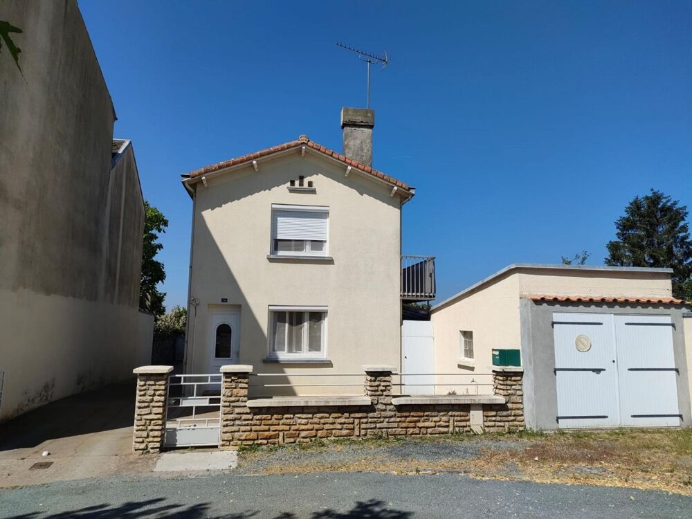 Maison deux chambres, deux salles d'eau, trois garages, jardin !
