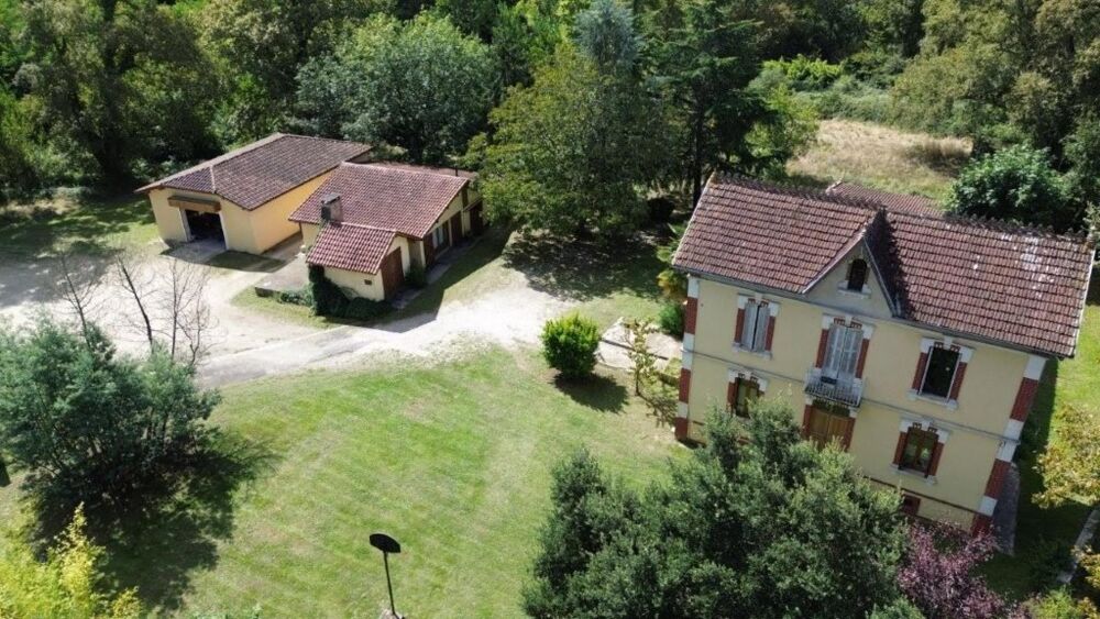 Ensemble immobilier avec 2 habitations, nombreuses dépendances et 1,7 hectare de terrain