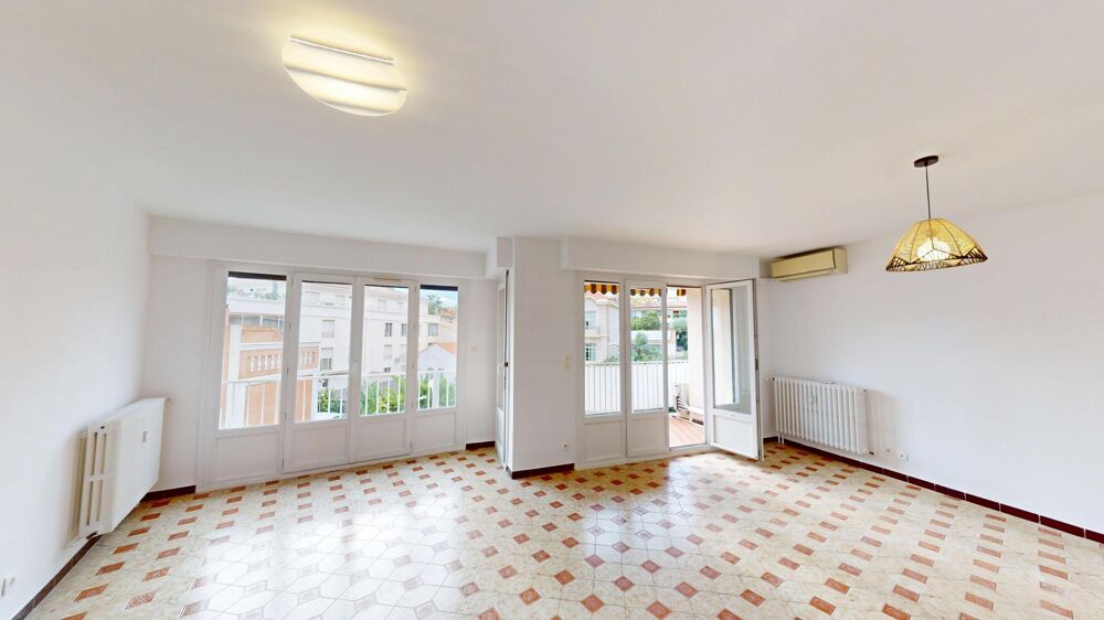 Location Appartement Appartement composé de 2 chambres- double séjour- balcon- cave et pkg Bandol