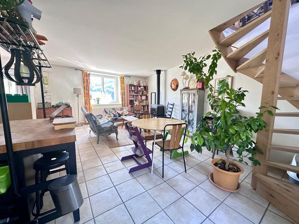 CRÉMIEU  Maison en pierre avec jardin