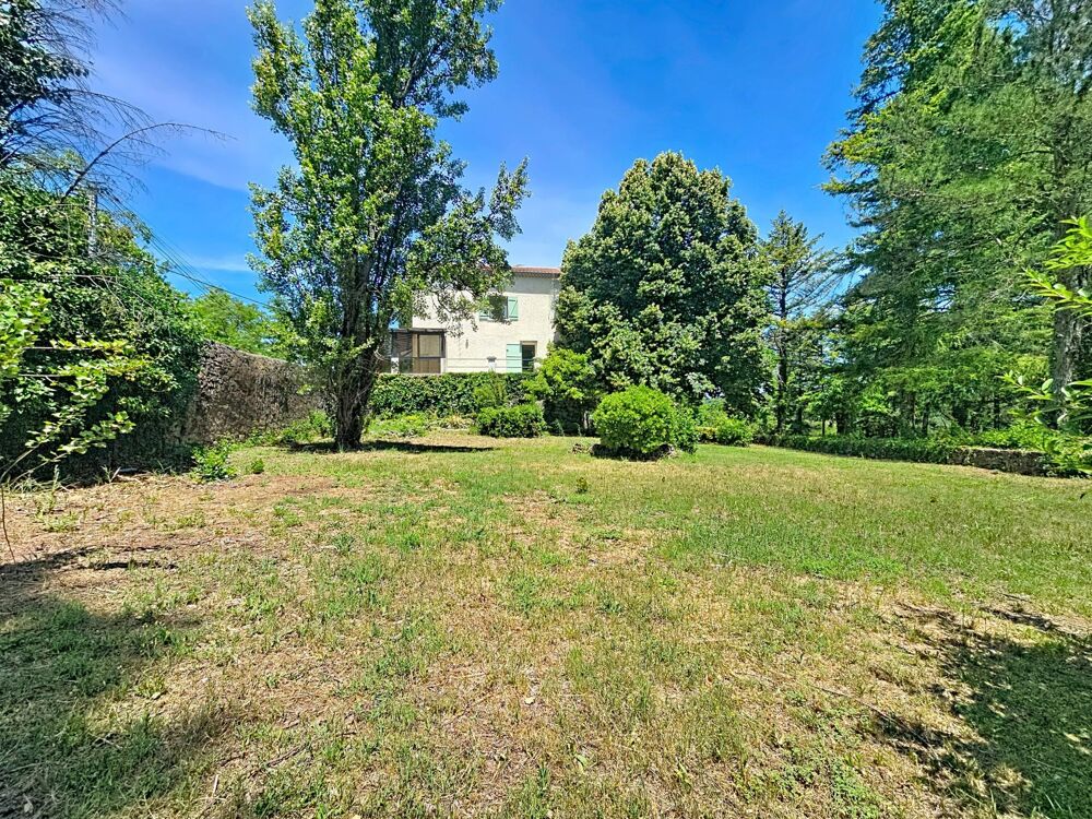 Un véritable domaine en pleine nature, sans voisinage ni nuisance, sur plus de 2,5 hectares de terrain.