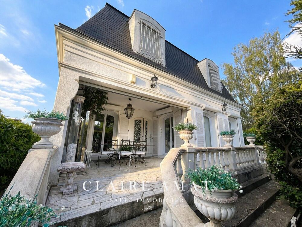 Élégante Mansard baignée de lumière, au charme raffiné et aux inspirations dun véritable palais de glaces.