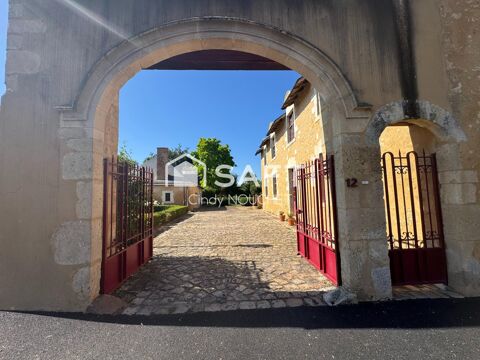   Un manoir, un véritable morceau d'histoire où chaque pierres raconte plus de 5 siècles. Propriété/château - 9 pièce(s) - 318 m²