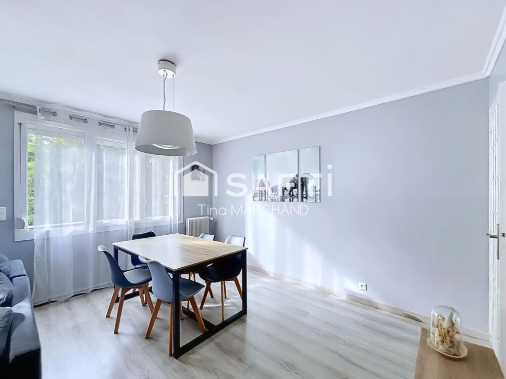 Appartement traversant, lumineux. 2 chambres. Parking.