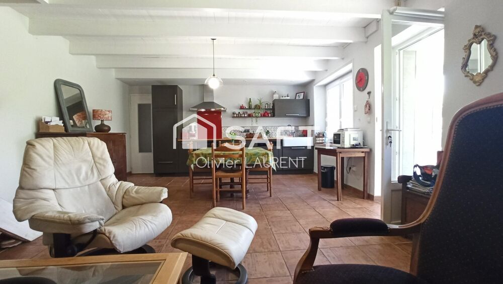 Jolie maison en pierres dans un cadre bucolique
