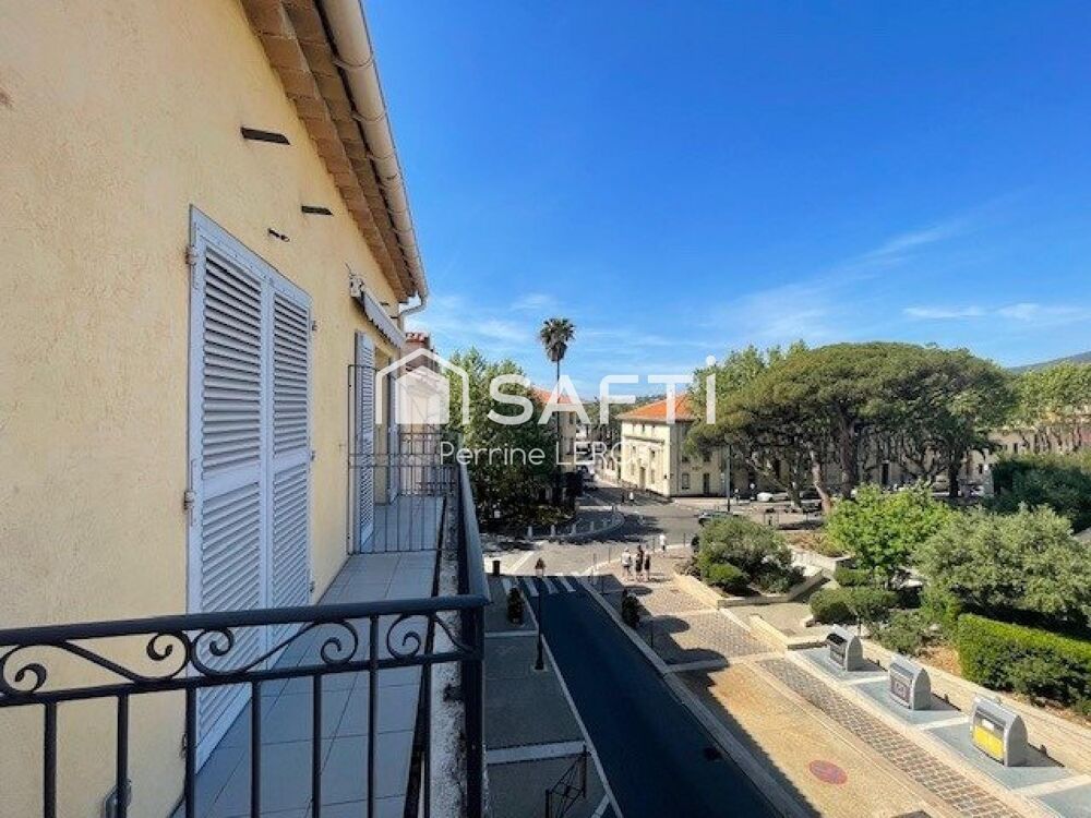 En plein centre ville de Sainte-Maxime, à 300m de la plage, superbe T2 vue mer de 45m².