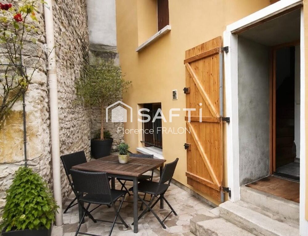 Maison de ville 75M2 / T4 en centre ville de MAULE. 3 chambres.