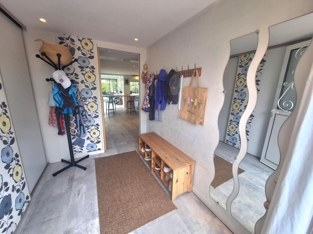 Vente Maison Charmante maison familiale, avec une pièce de vie chaleureuse au volume généreux, ouverte sur une véranda chauffée, véritable co Meyzieu