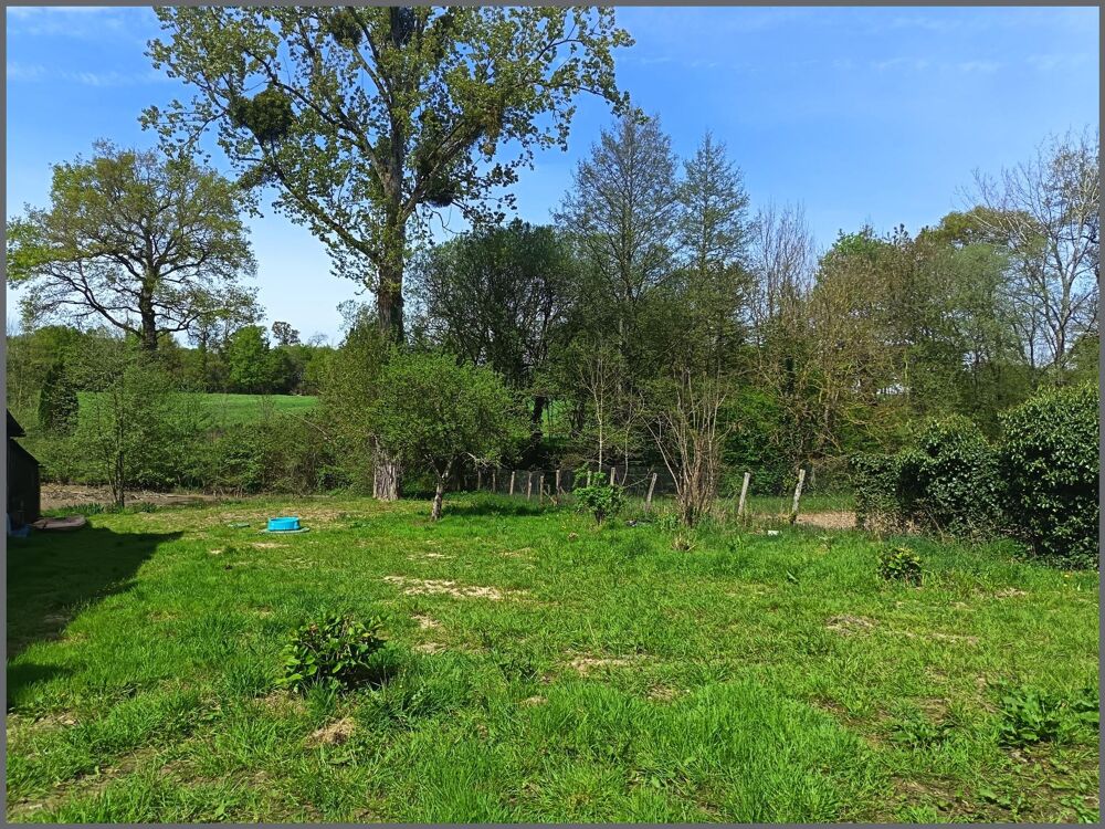 Longère en pierre de 173 m 2 , avec gîte rénové et une dépendance, sur un terrain de 4000 m 2 avec un étang, 5 mn de la gare,