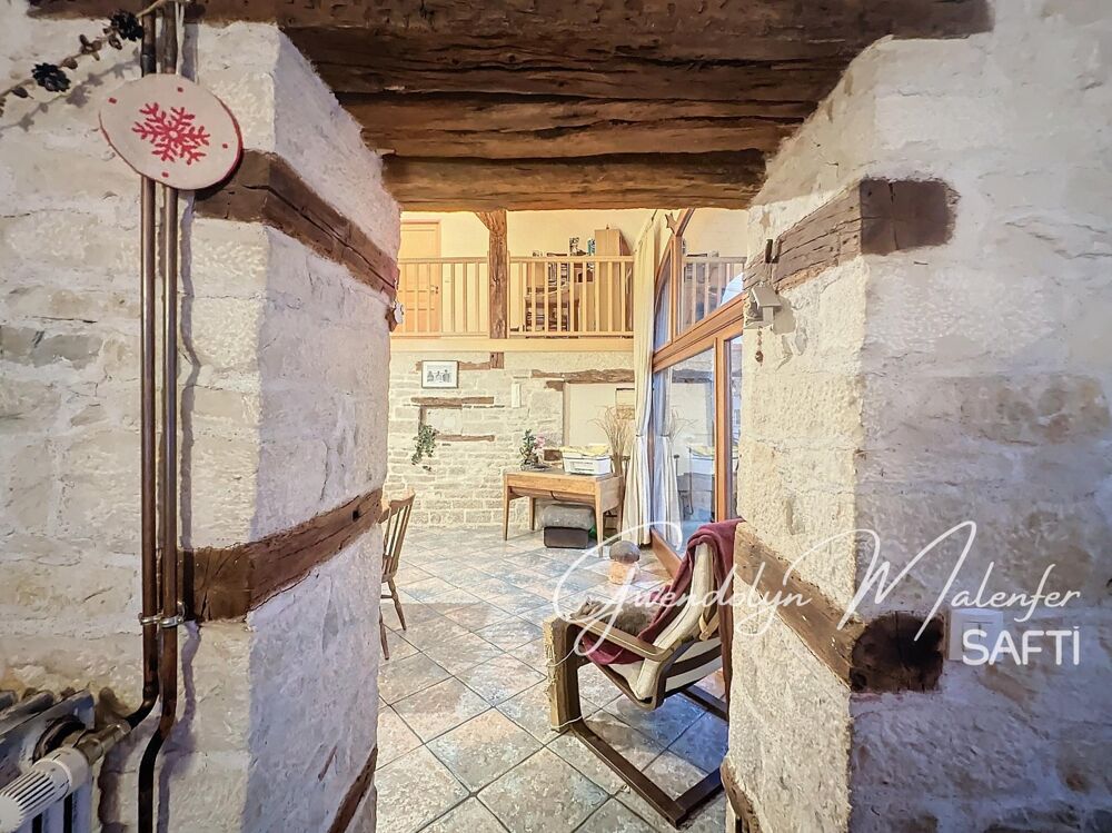 Maison en pierre rénovée avec charme et authenticité
