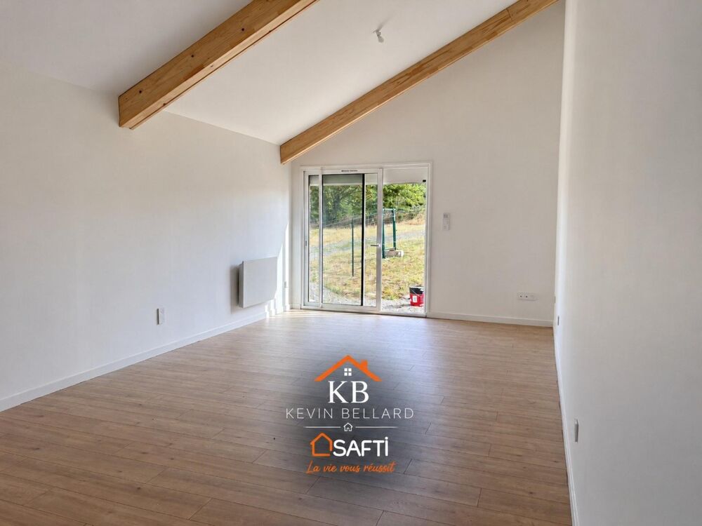 maison mitoyenne entièrement rénovée se composant de trois chambres dont une suite parentale ainsi qu'un grand séjour