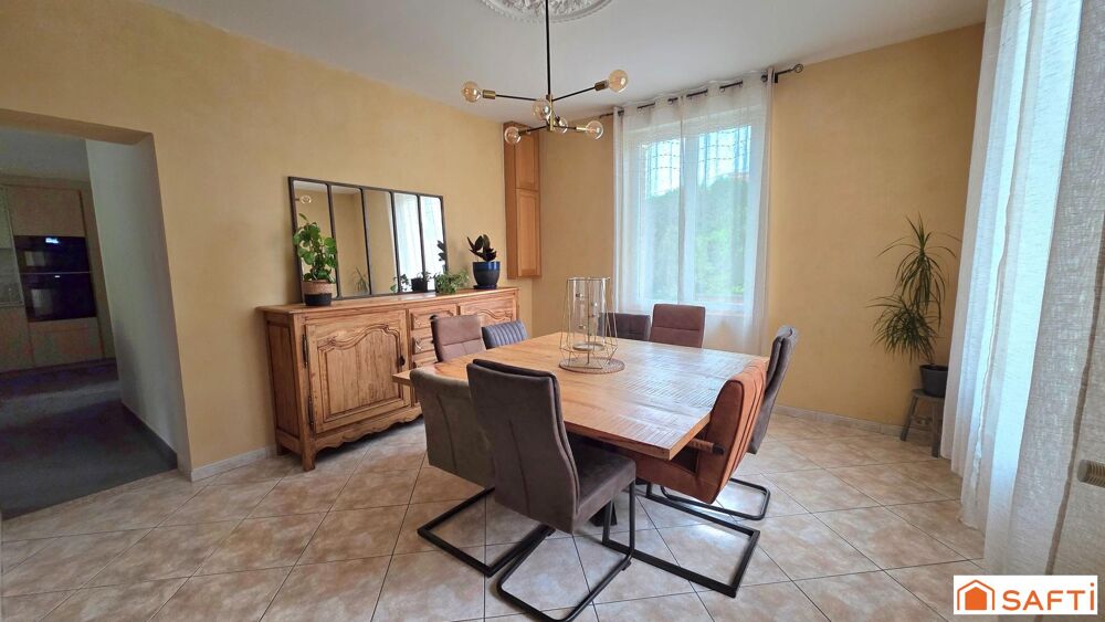Maison de caractère T8 individuelle de 230m², DPE C, avec jardin, garage et dépendance