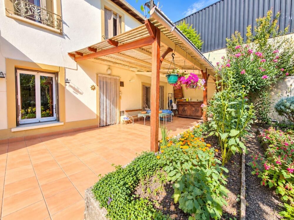 2 Maisons total 174m2 à vendre et un grand garage de 85m2 à 8 minutes de la Gare RER D Vert de Maisons