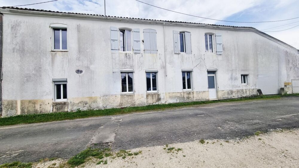 Authentique maison charentaise avec fort potentiel  170 m² habitables, vastes dépendances