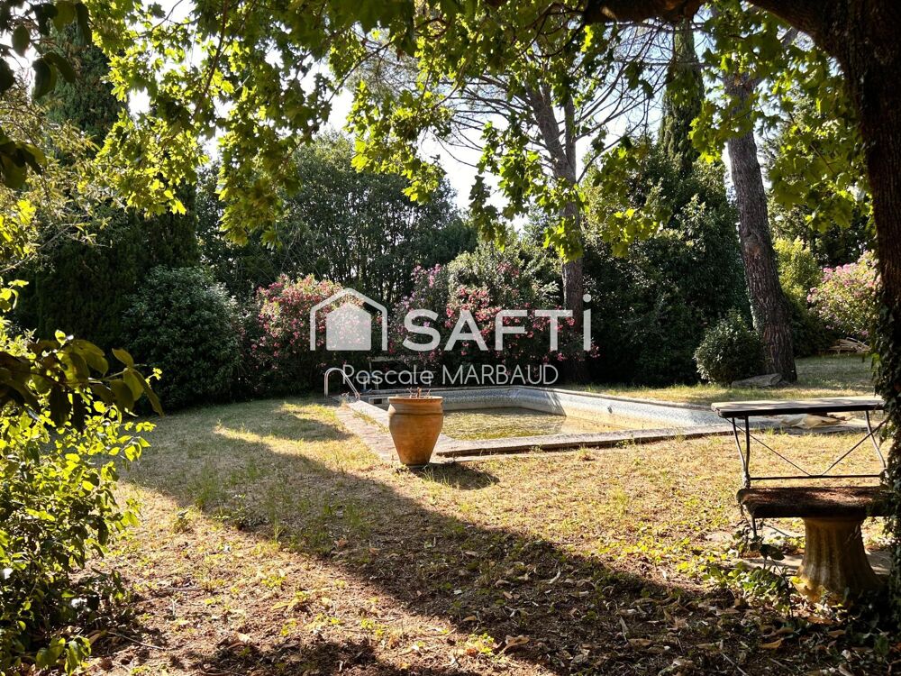 Villa avec piscine, sur 2165 m² clôturé, arboré, à l'abri des regards, au calme.