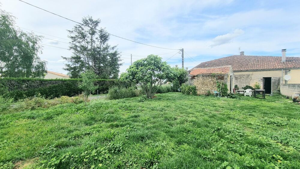 Authentique maison charentaise avec fort potentiel  170 m² habitables, vastes dépendances