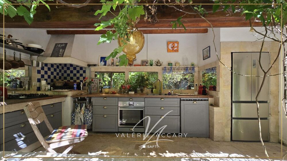 La Roquebrussanne : Maison de 441 m² au coeur du village, 5 chambres, appartement T2...terrain de 294 m².