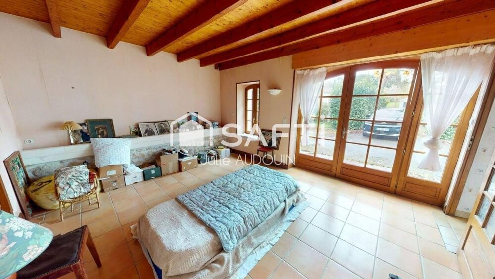 Vente Maison Propriété de caractère avec 151 m² habitables et 480 m² de dépendances à Burie Burie