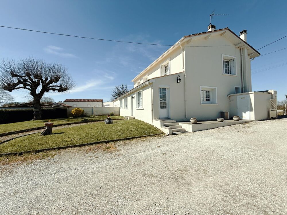 Maison à étage avec dépendances- Asnieres la Giraud