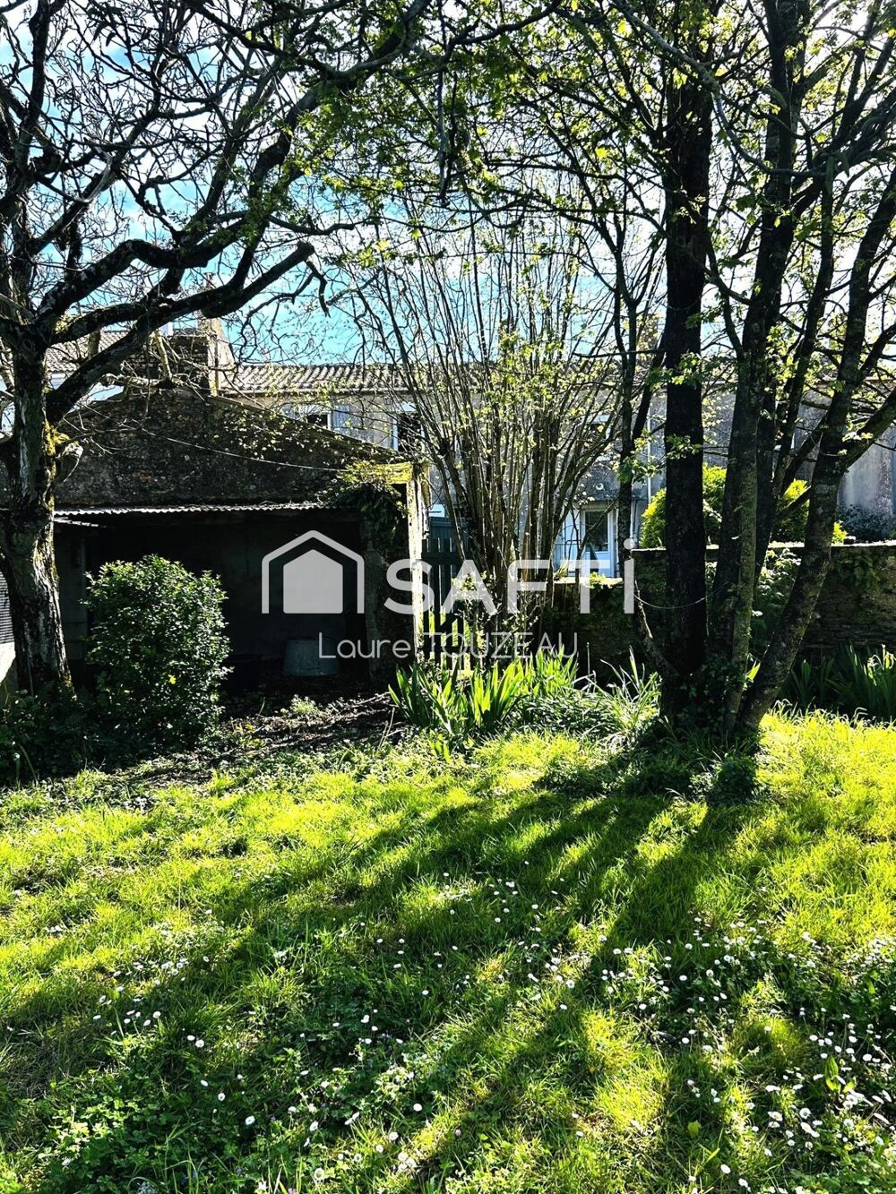 Vente Maison Maison en pierre beaux volumes jardin arboré authenthique et paisible fort potentiel centre ville bord de mer Vaire