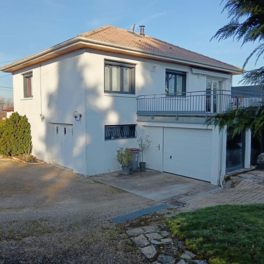 À MIRECOURT ! Dans un quartier calme et cadre champêtre, cette maison 95 m²  6 pièces offre 3 chambres, 2 salles de bain, terra