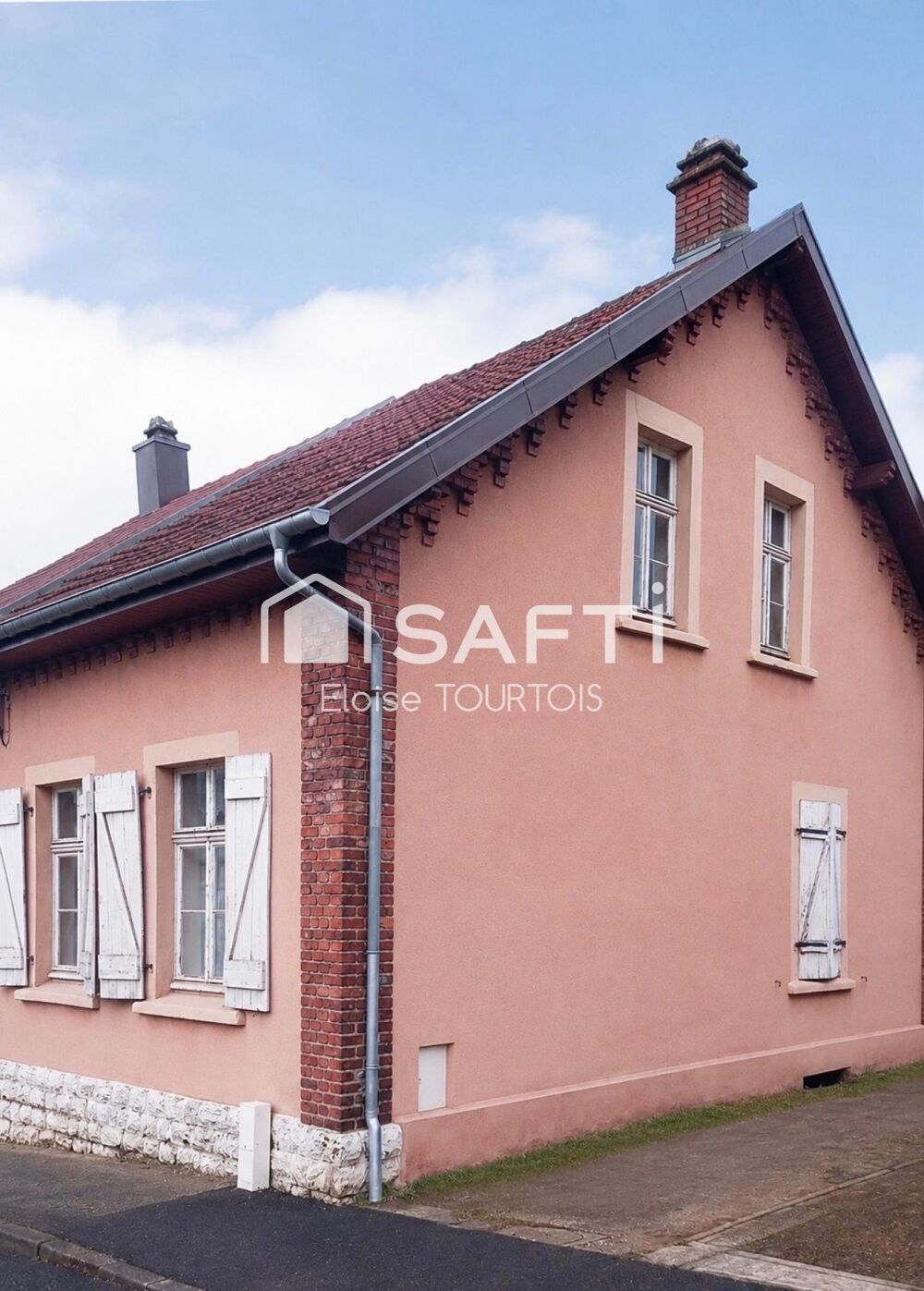 Maison à rénover avec fort potentiel, idéalement située en lisière de forêt dans un secteur recherché.