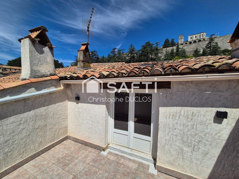 Appartement en duplex avec terrasse et garage non attenant.