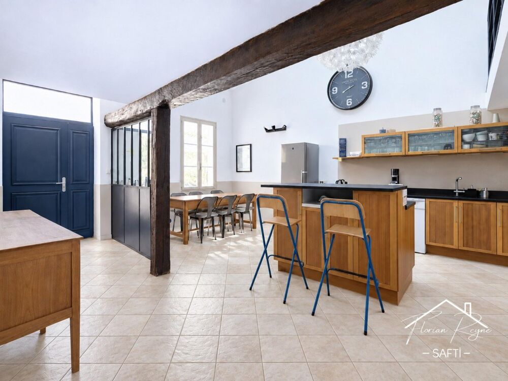 Maison de ville en pierre avec piscine au calme.