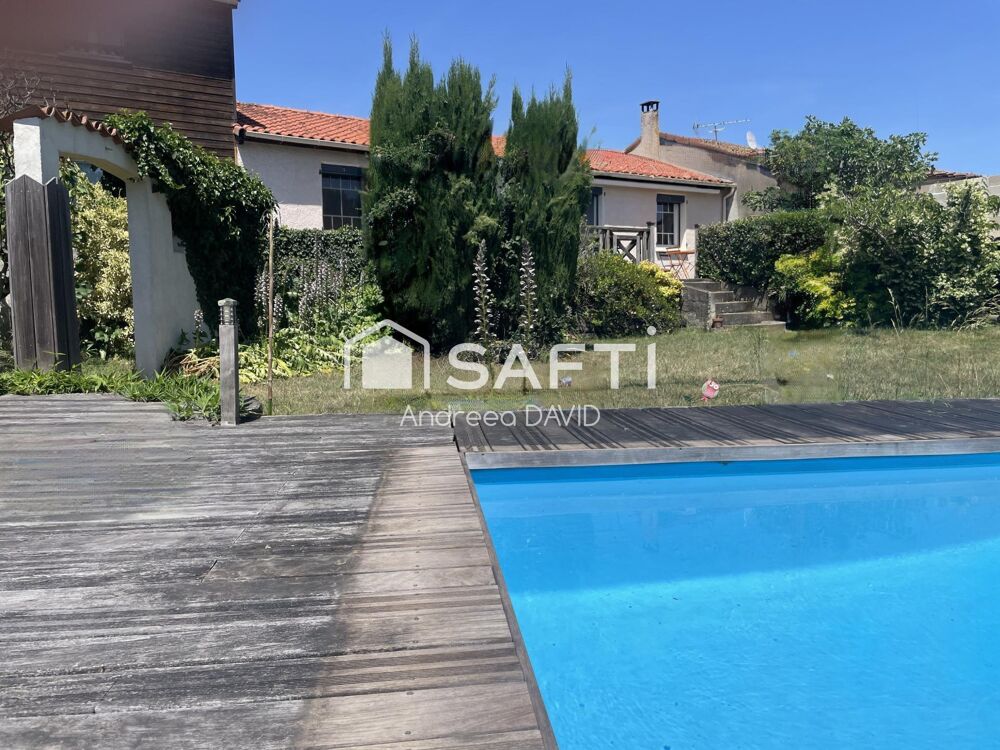 Édifiée sur un terrain clos et arboré de 858 m², cette m....
