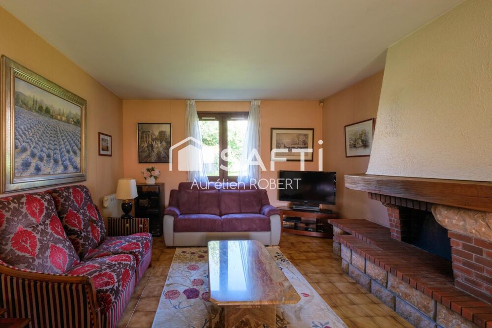 Belle maison au calme absolu en plein coeur du village de Saint pierre de Chandieu, toutes commodités à pieds.