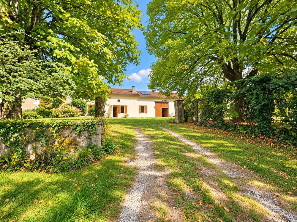 Vente Maison Ferme en pierres rénovée de 200m2 avec dépendances Petit-bersac