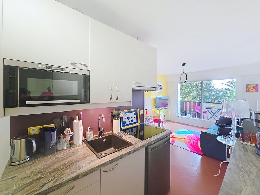 Beau studio lumineux avec plage et commerces à pied dans parc avec piscine