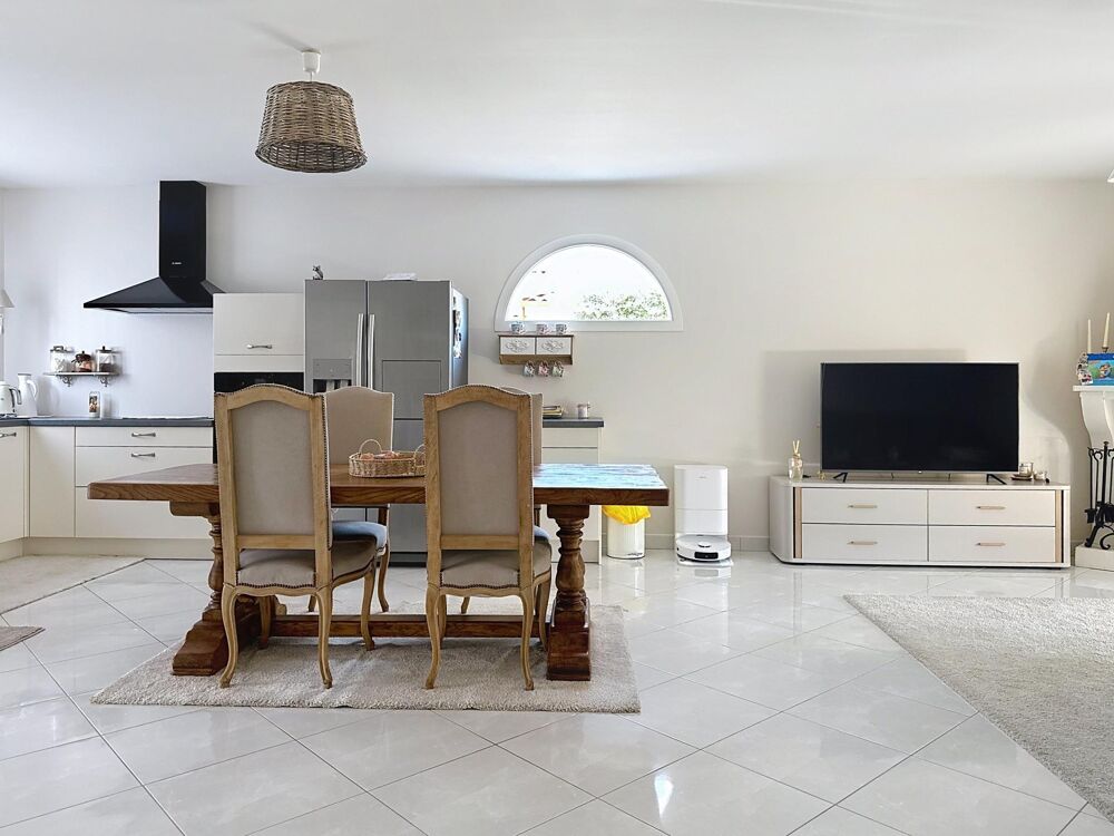 Sur la commune dIrigny, limite Saint-Genis-Laval, venez découvrir cette belle maison individuelle datant de 2012.