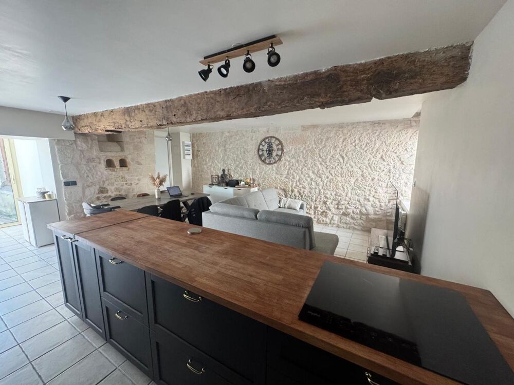 Maison en pierre centre bourg toutes commodités, 3 chambres, beaux volumes, rénovation de qualité