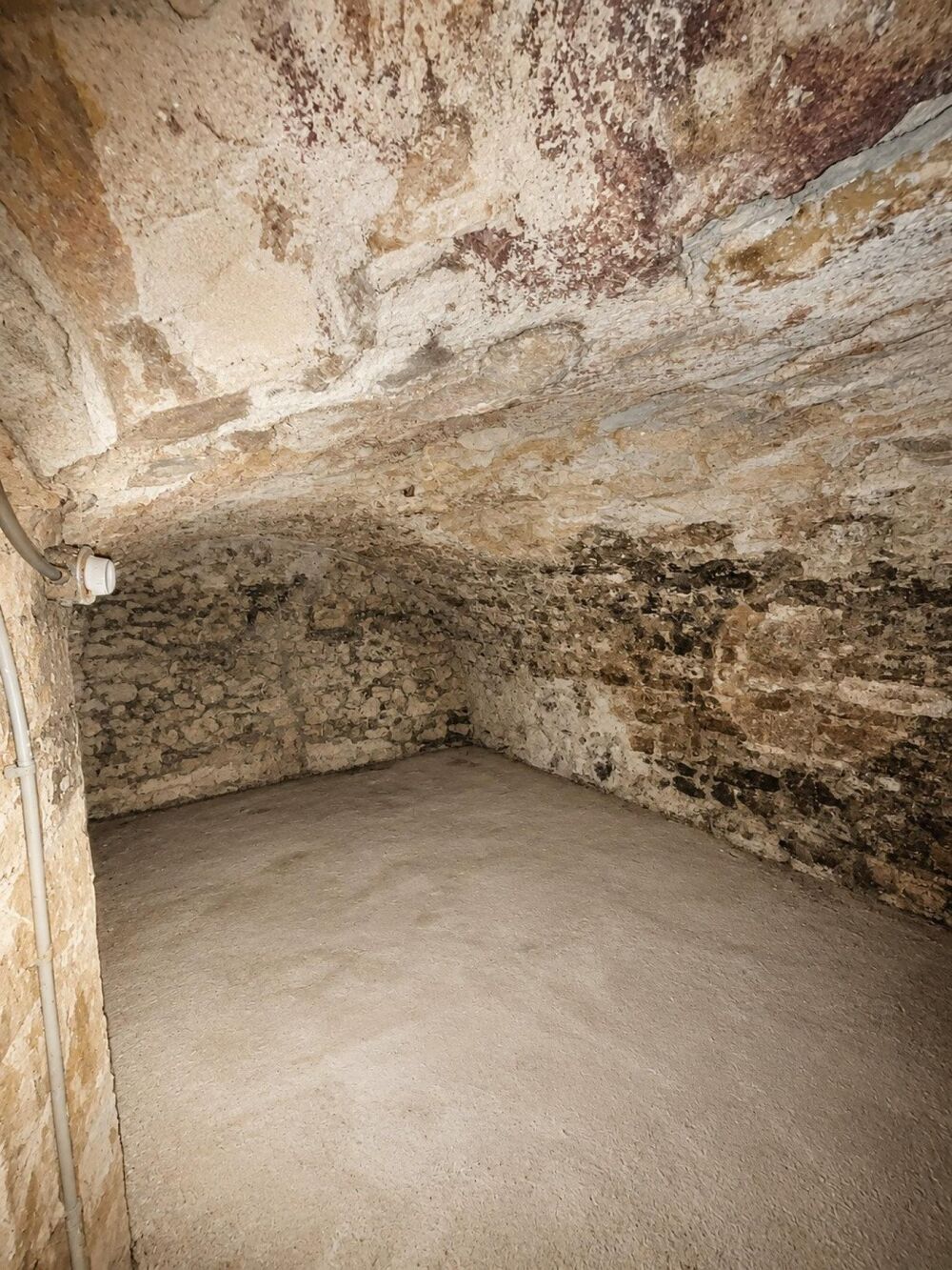Appartement de village sur 3 niveaux offrant un fort potentiel ! Travaux à prévoir pour révéler tout le charme de ce bien idéale