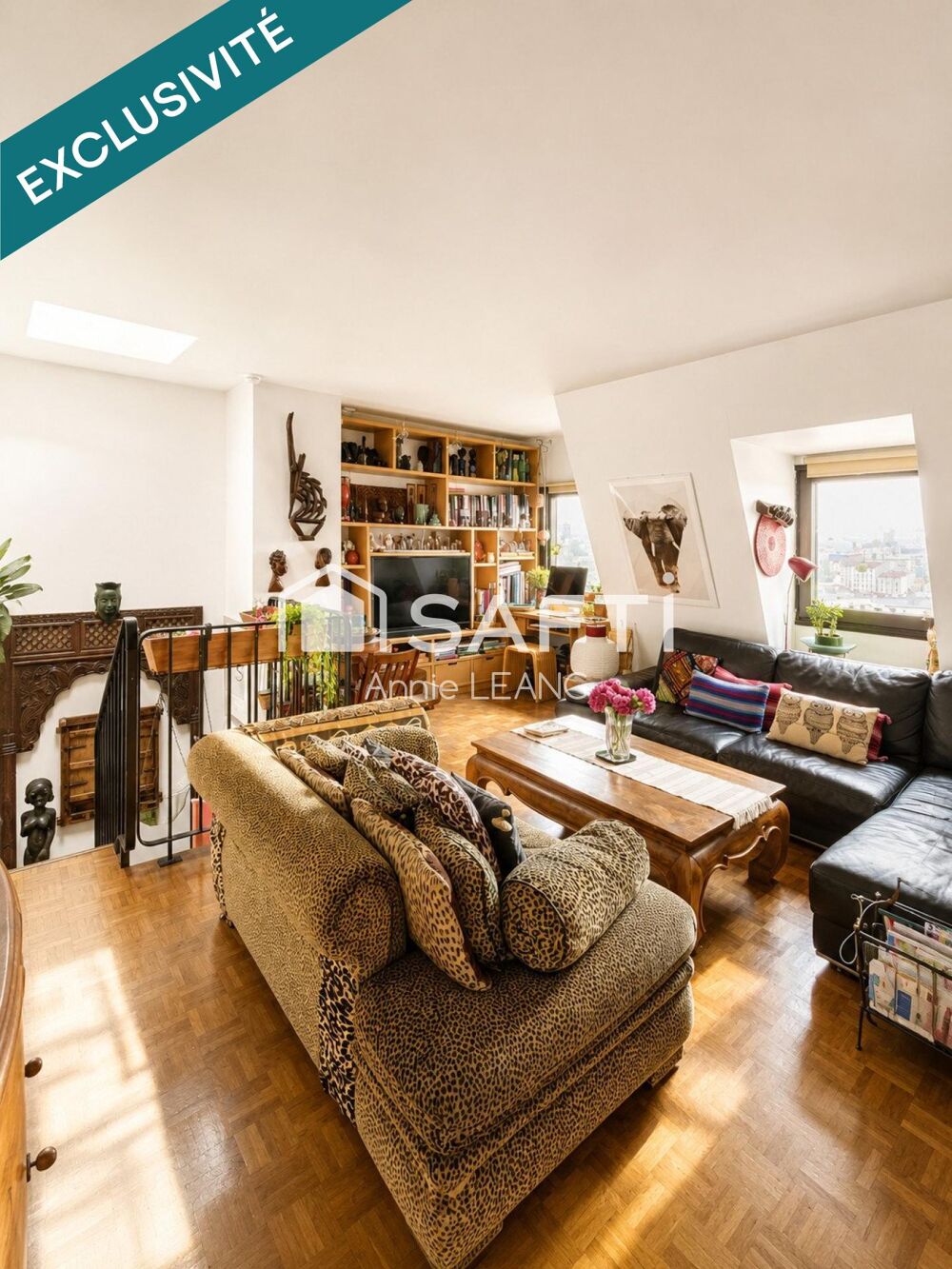 Comme une maison sur les toits, avec deux terrasses et une vue imprenable aux portes de Paris.