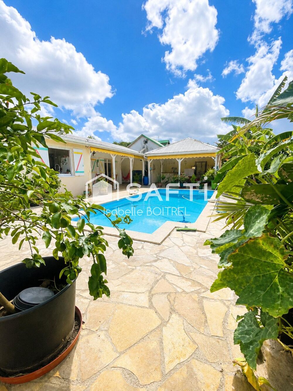 VILLA AVEC PISCINE ET GRANDS ESPACES EXTERIEURS.