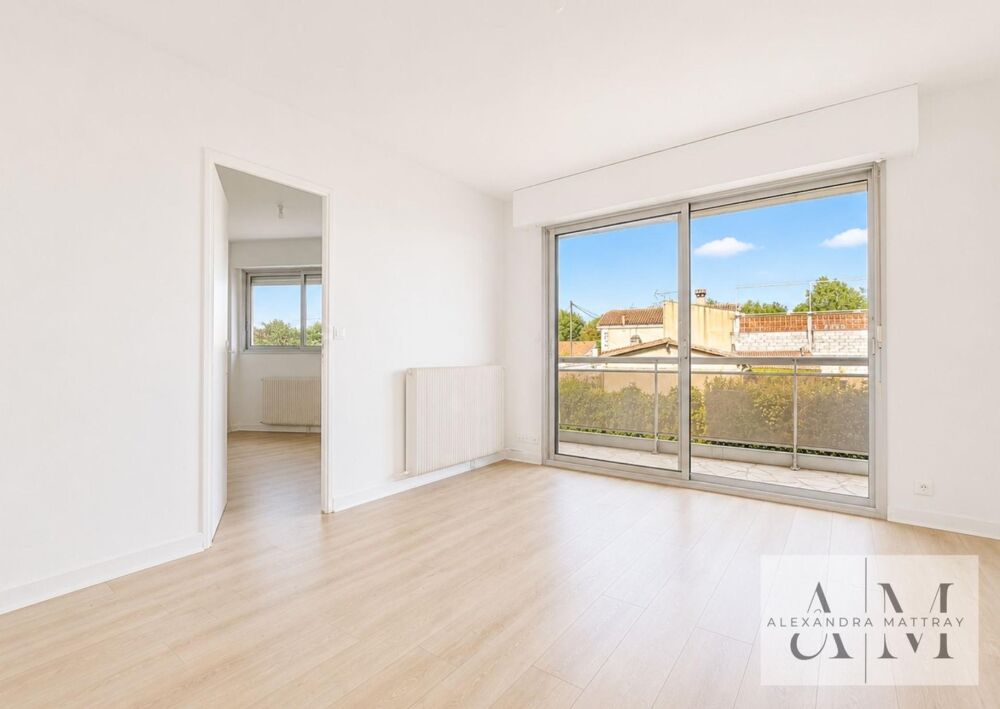 T2 AU CALME AVEC TERRASSE DE 14 M²  BEAU POTENTIEL DOUVERTURE/ CELLEIR ET PARKING