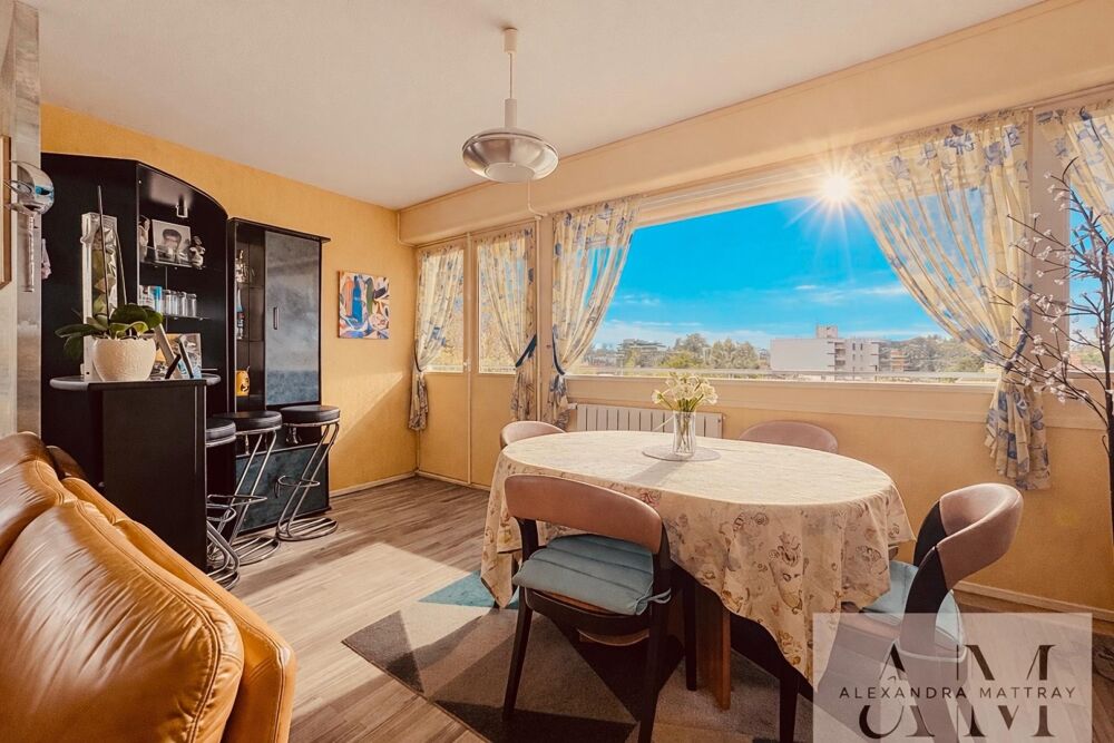 Appartement 4 pièces  101 m²  Dernier étage avec ascenseur  Résidence avec parc  10 minutes à pied du centre de Caudéran