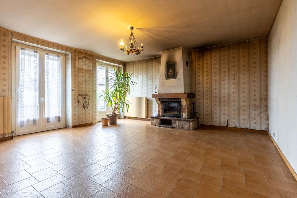 Ancienne école rénovée dans les années 80  130 m²  Terrain clos de 1 743 m²