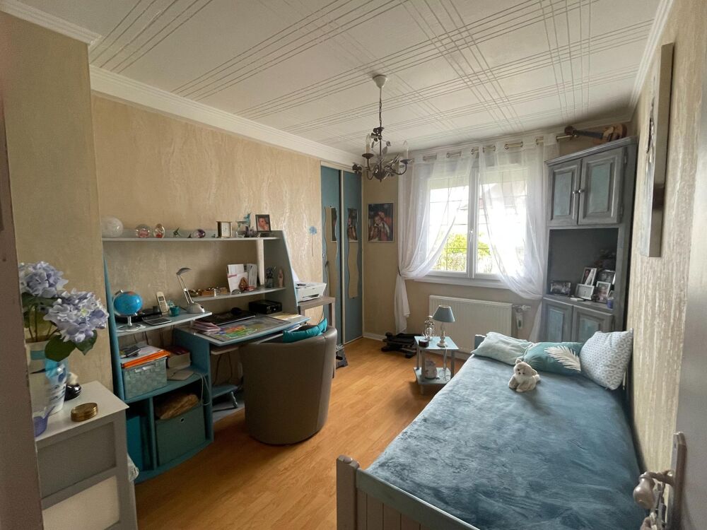 Maison familiale rénovée avec soin dans un environnement pratique et recherché à proximité immédiate des écoles et commerces.