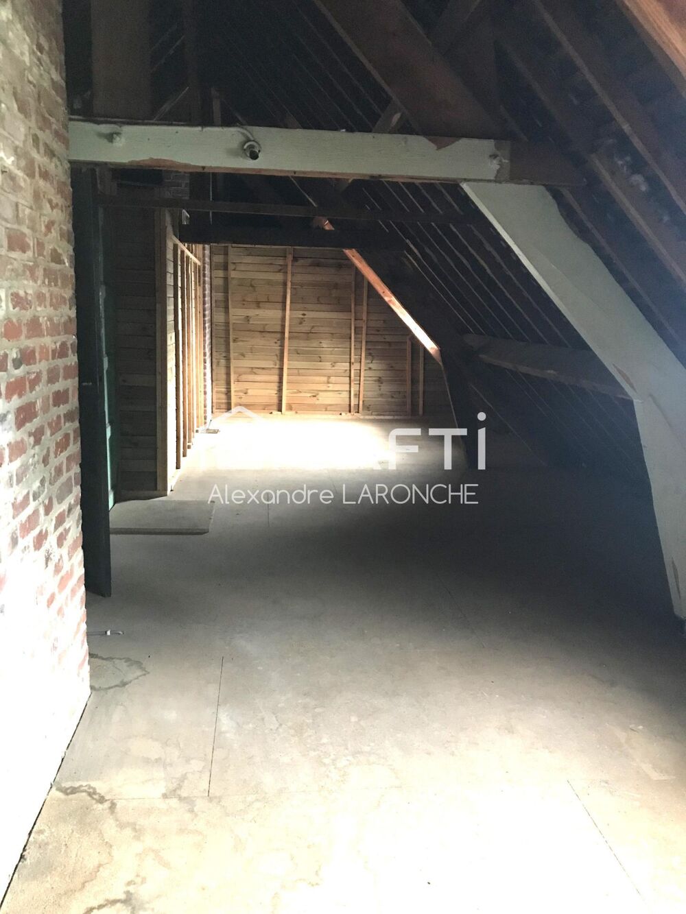 Vente Appartement Appartement avec combles aménageables , parking, garage, cave donnant accès à un jardinet. Lisieux