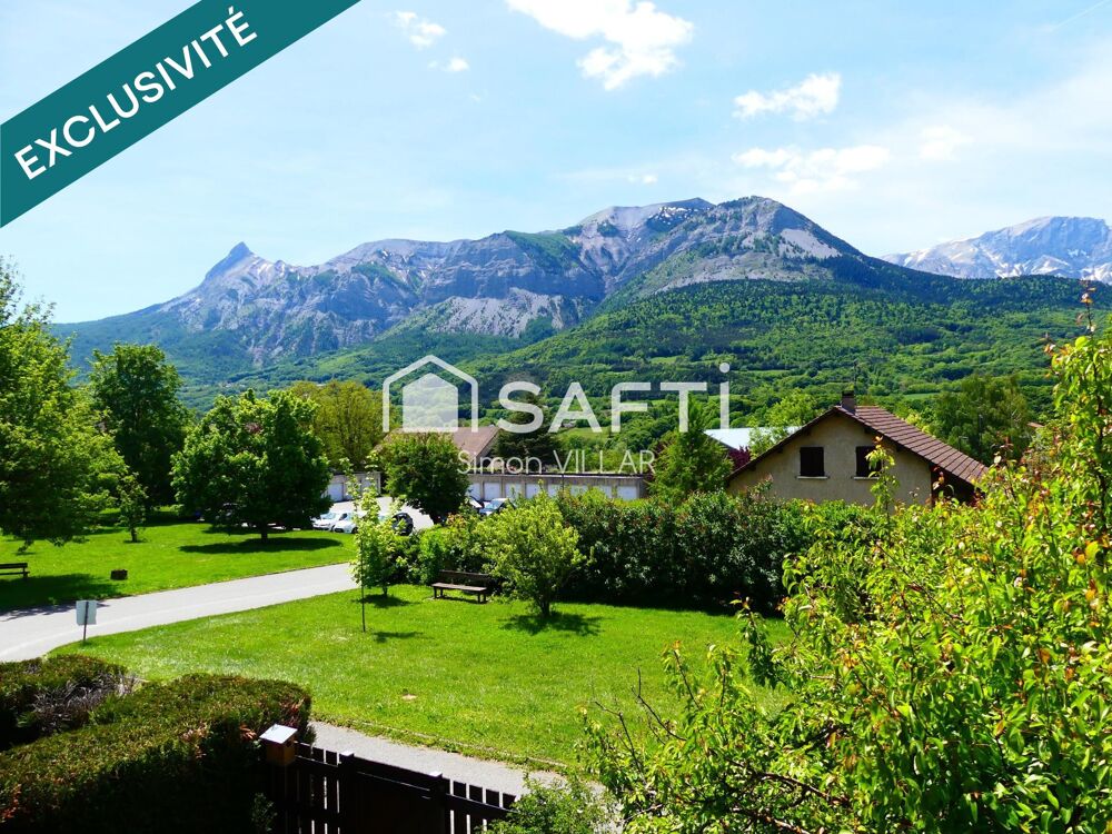 Studio meublé avec un balcon et une vue dégagée