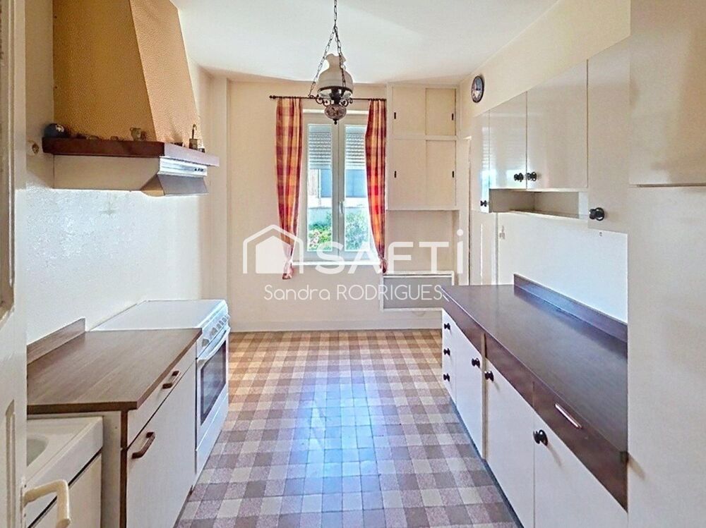 maison semi mitoyenne 4 pièces avec jardin et garage , proche de toutes commodités.