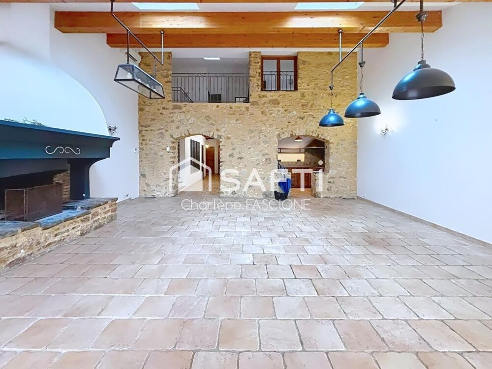 Le charme de lancien, le confort daujourdhui et un extérieur exceptionnel en coeur de village !