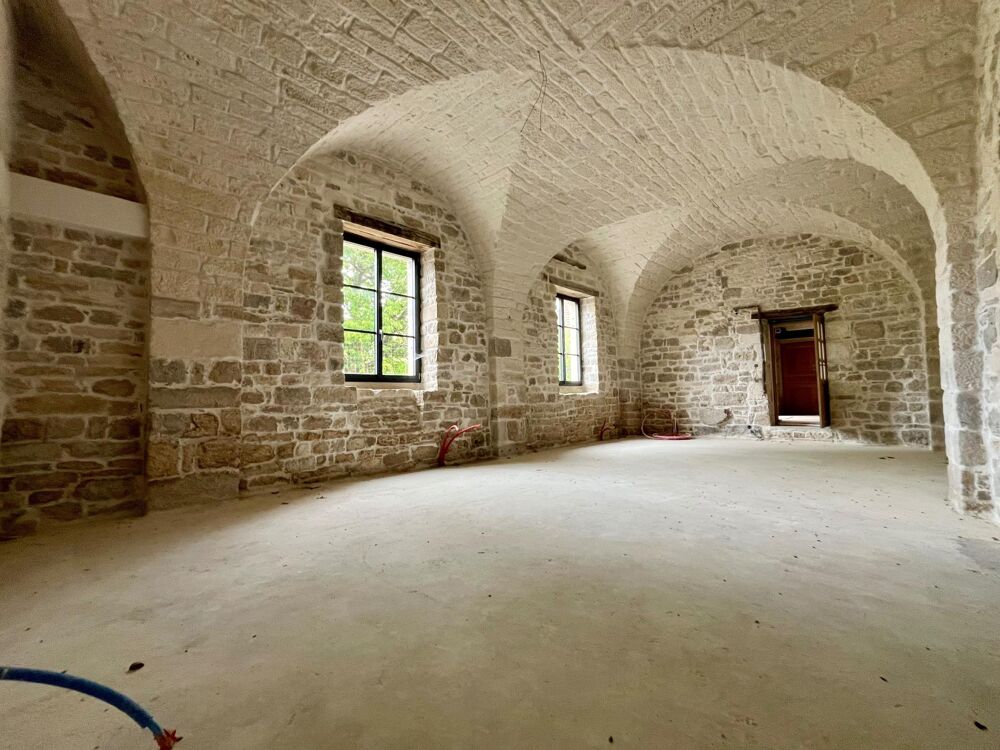 PORT-LESNEY  PROPRIÉTÉ DE CARACTÈRE AVEC VUE SUR LA LOUE, DÉPENDANCES & APPARTEMENT INDÉPENDANT